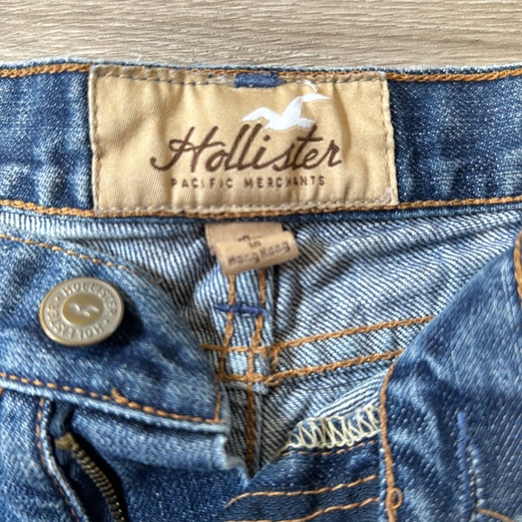 Hollister pacific merchants jean shorts used it good condition, size 0. - Picture 3 of 10